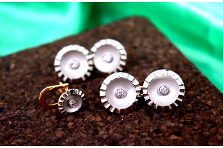 Botões de punho em ouro com abotoadura para sobretudo em formato botão 